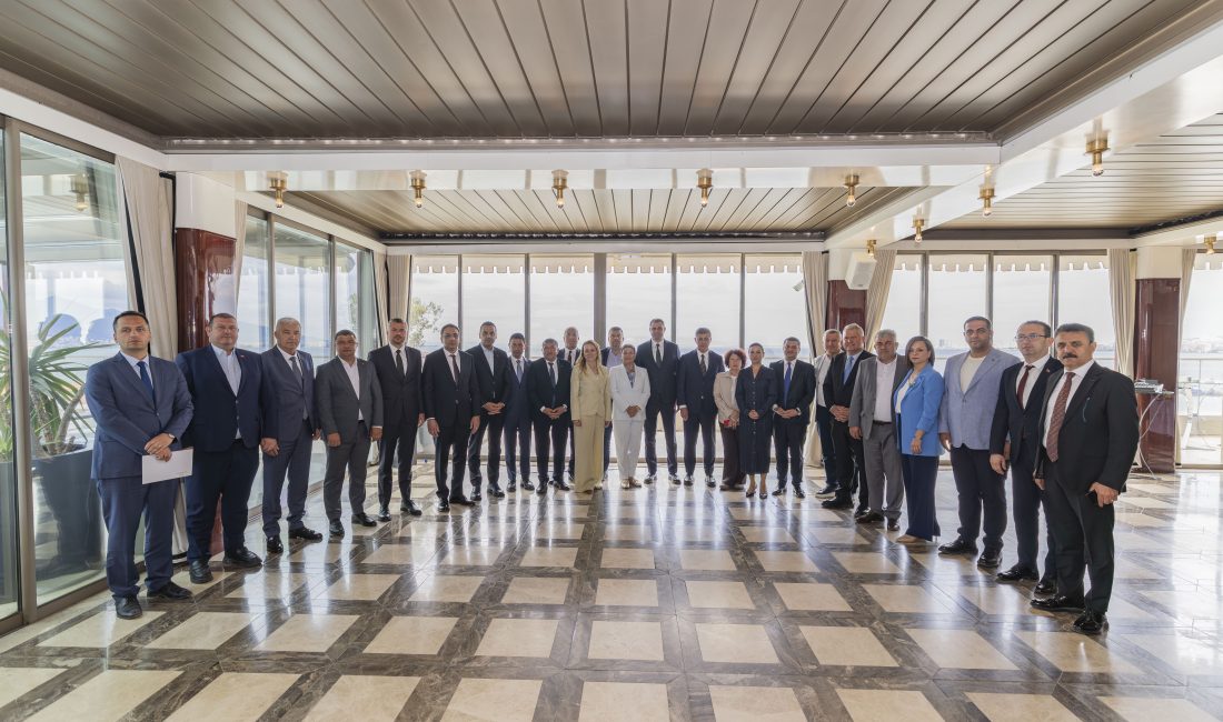 CHP İzmir'de seçim toplantısı