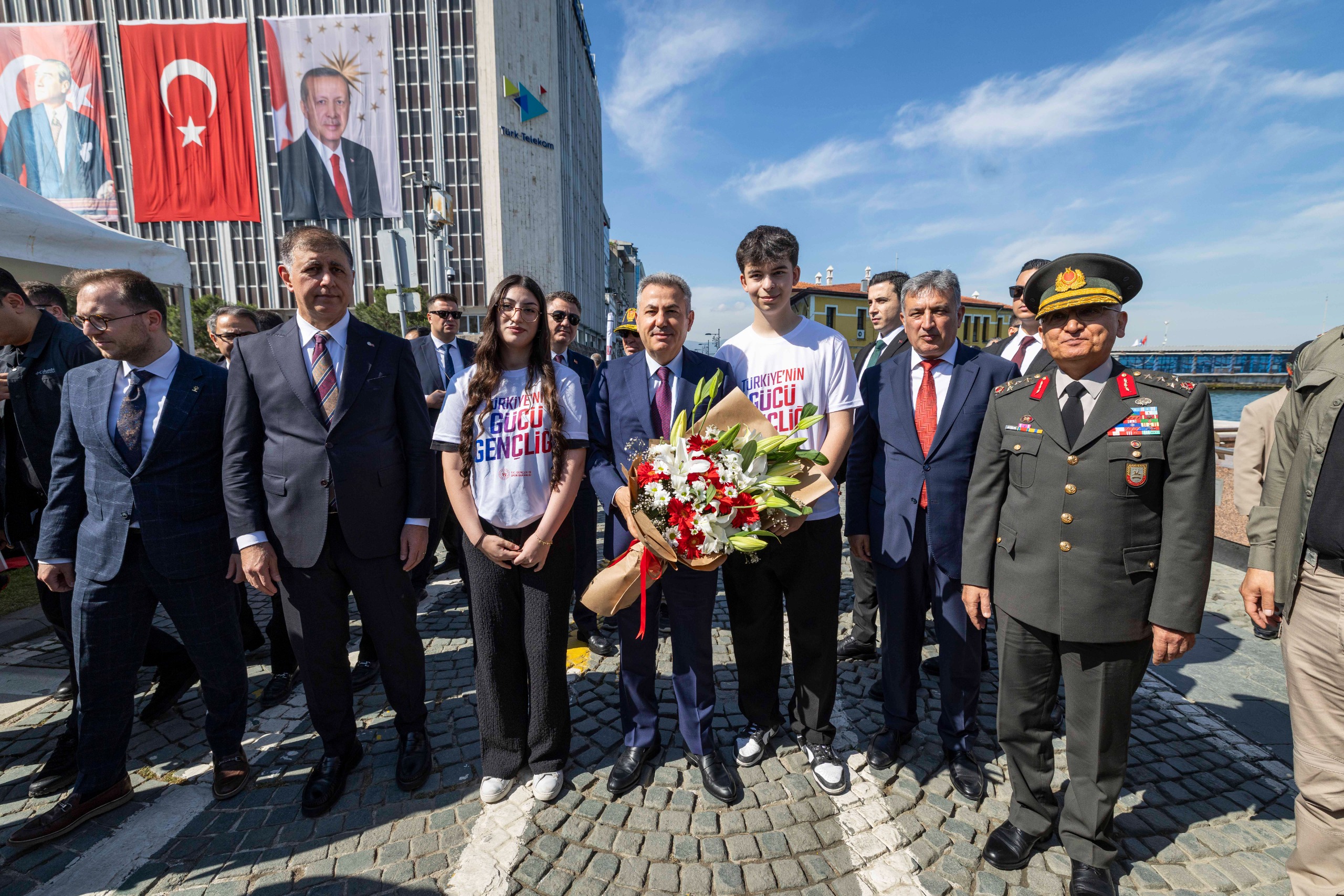 İzmir bayraklarla süslendi