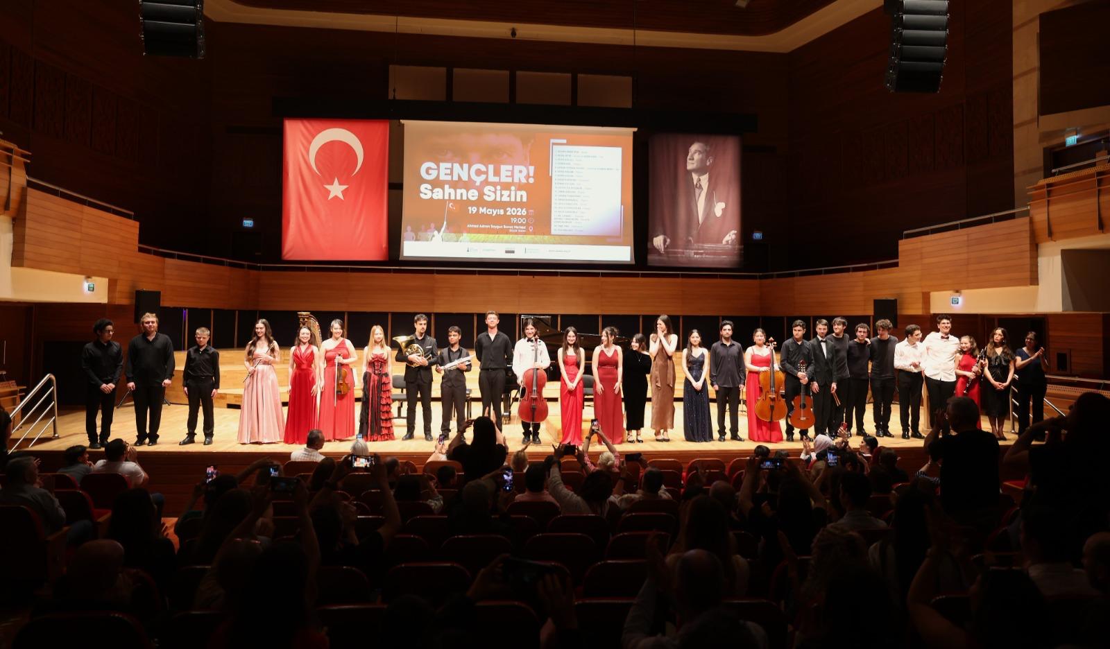 Gençler sahneye sahip çıktı