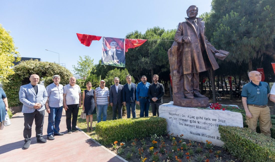 Kırmızı karanfiller bırakıldı