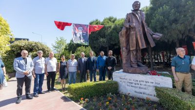 Kırmızı karanfiller bırakıldı
