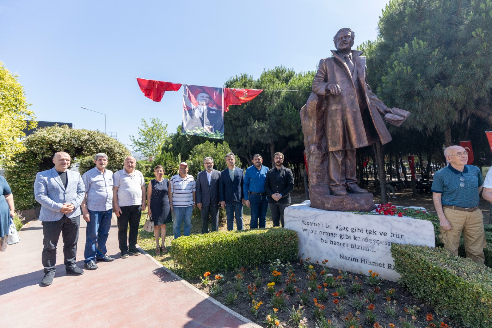 Kırmızı karanfiller bırakıldı